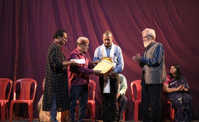 Renowned theater artiste 'Rajesh Raja' received Color Director Yogesh Chandra Srivastava Award-2023 ​