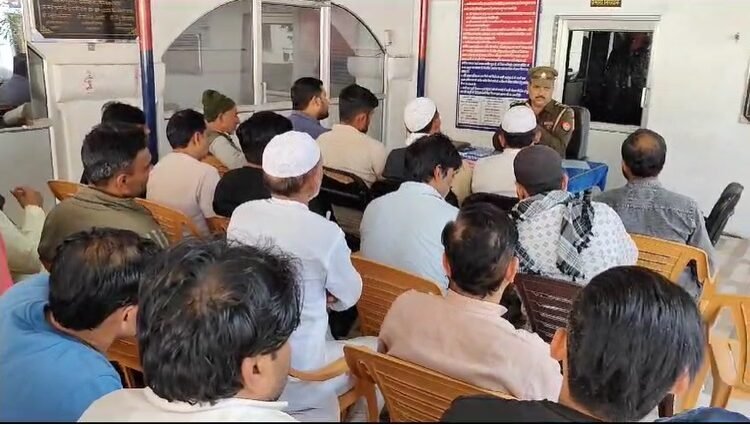 Inspector Mirapur Ravinder Singh Yadav organized a meeting with meat traders.