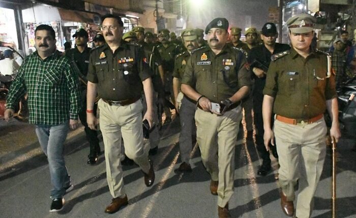 Rampur: Rampur Superintendent of Police Rajesh Dwivedi did foot patrolling in crowded places to control crime.