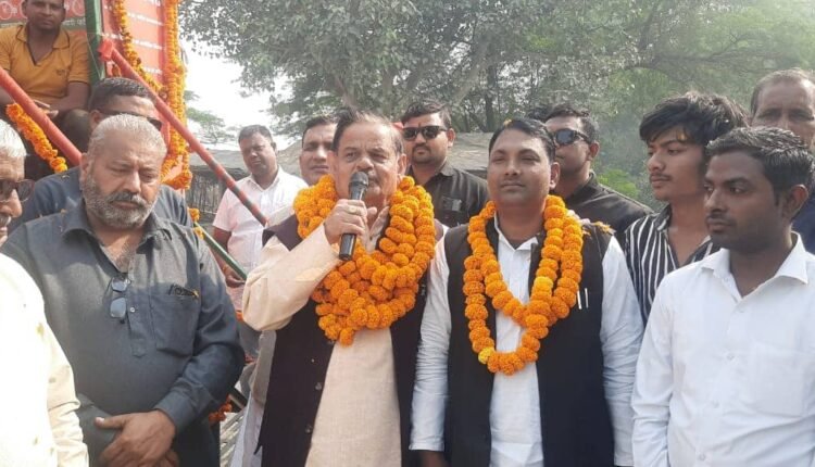 Samajwadi Social Justice Yatra welcomed with flowers in Dewal