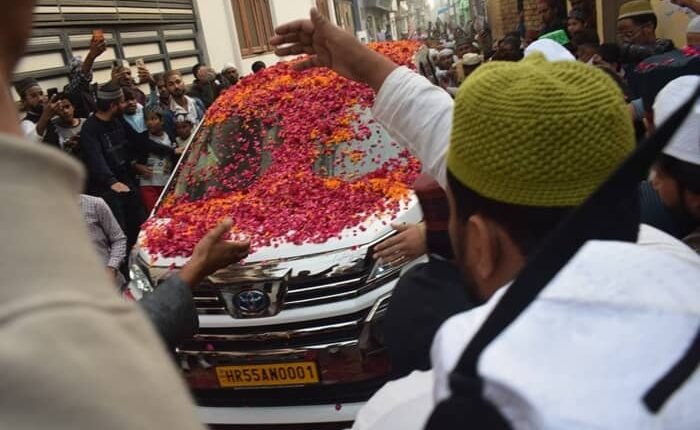 Sajjadanshin of Baghdad Dargah reached Badaun from Iraq to attend Urse Qadri, Qazi-e-Zila welcomed him by presenting a bouquet