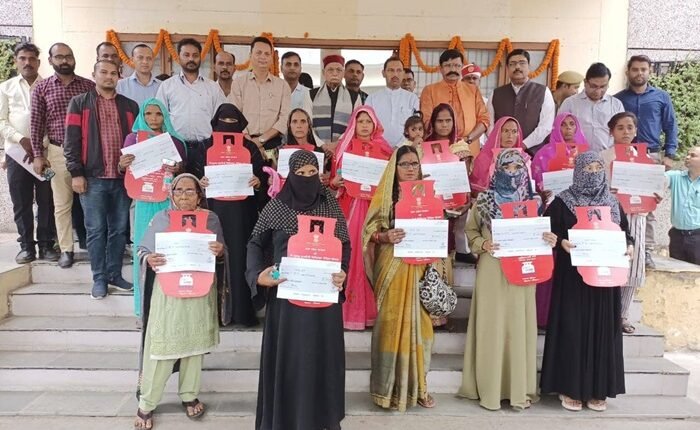 Badaun: Free LPG cylinder refill distribution campaign launched