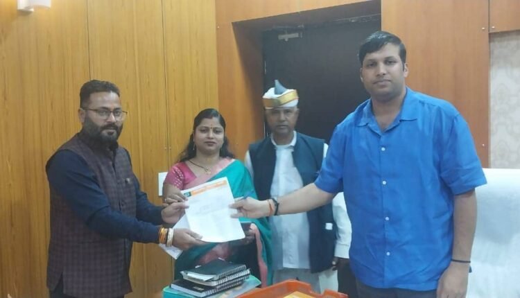 Ward number 11 councilor and councilor's husband met DM and complained