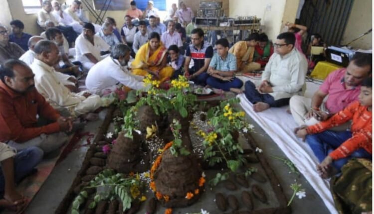 Crowd of devotees gathered on Govardhan, offered Annakoot to Lord Govardhan.