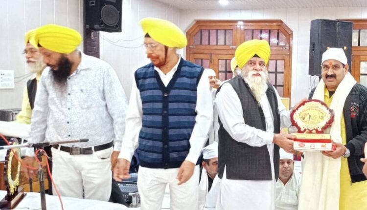 MP participated in Gurudwara on Civil Line, was honored by giving saropa and sign