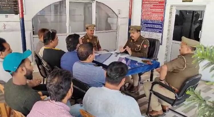 Inspector Ravinder Singh Yadav organized a meeting with the bank hall operator.