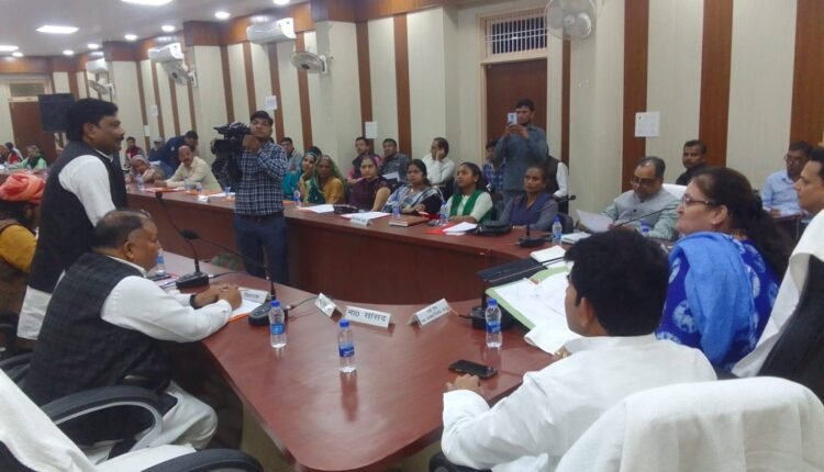Badaun: District Panchayat meeting concluded, President Varsha Singh presided.