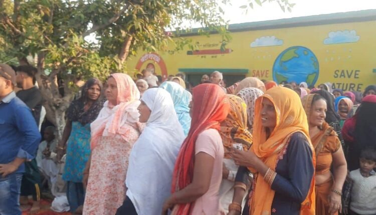 There was a lot of uproar after voting in the open meeting for cheap liquor shop in Rasoolpur, Miranpur.