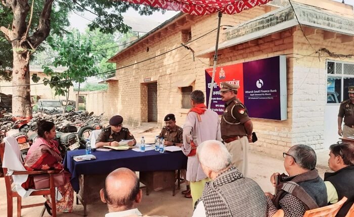 Mirzapur: On the occasion of Police Station Solution Day, Deputy Inspector General of Police Vindhyachal and Superintendent of Police listened to the problems of the common people.