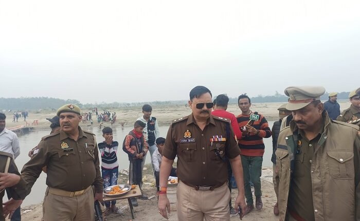 Rampur: Superintendent of Police Rajesh Dwivedi visited Kartik Purnima Snan Ghatampur Kosi Ghat.