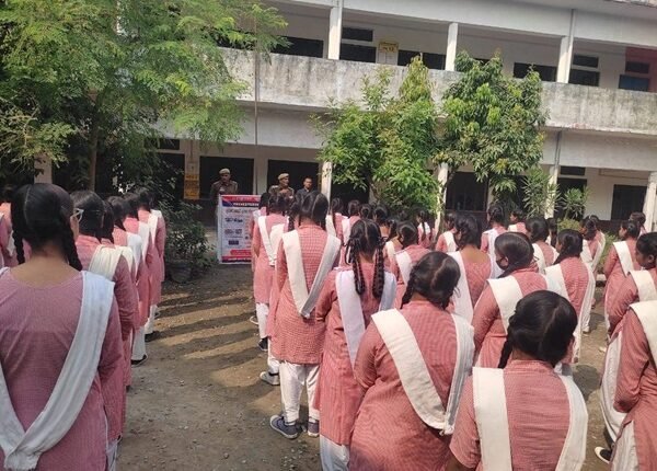 Meerapur Police taught safety lessons to girl students under Nari Shakti Mission