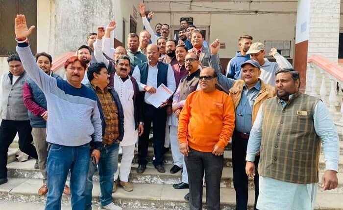 Under the leadership of BJP President Hansraj Pappu, a memorandum was given to the Governor against the scams of Congress in the Collectorate.