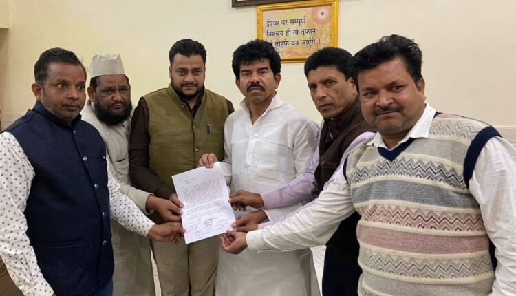 Kakrala: Under Sotanadi Bachao Abhiyan, memorandum submitted to former MLC Jitendra Yadav by agitators