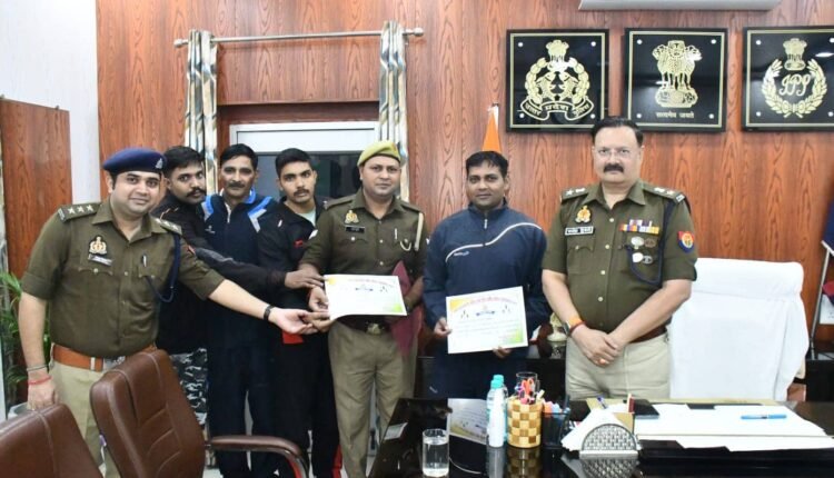 Superintendent of Police honored the winning players in the 40th badminton competition organized in Bareilly
