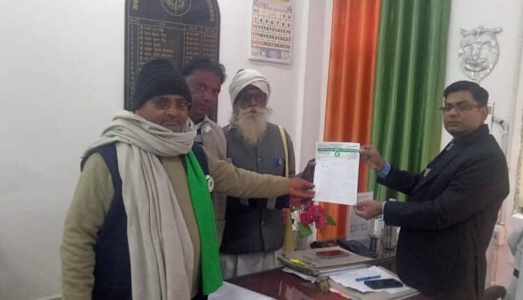 Bharatiya Kisan Union submitted a memorandum to the Additional District Magistrate to end the contractual fishing of Bhagirathi Ganga Maiya.