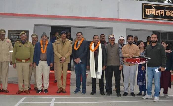 Rampur: Farewell ceremony organized in police line, honored with umbrella and shawl