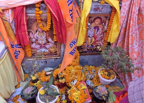 Bhoomi pujan for temple in Panchsheel Greens 1 despite opposition from builder