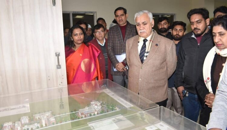 Bulandshahr: Chief Secretary Durga Shankar Mishra and DGP Vijay Kumar inspected the Government Medical College.