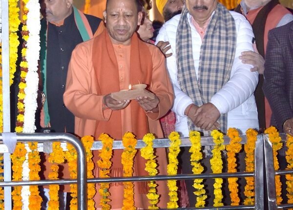CM Yogi Adityanath participated in 'Tribute to Martyrs' program