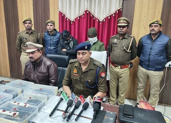 City Kotwali police arrested two thieves with jewelery and jewelery worth ₹7 lakh, CO City disclosed in the press conference
