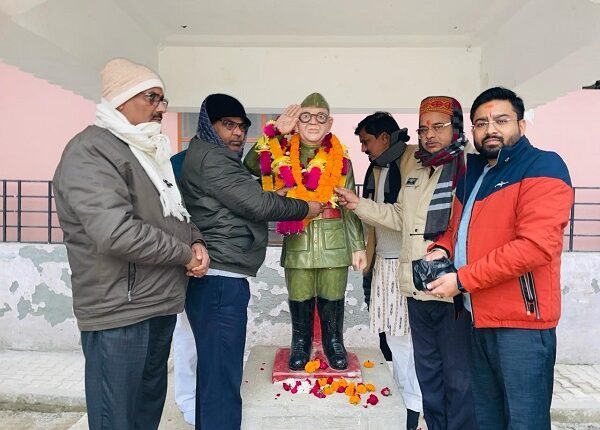 Rampur: BJP District President celebrated the birth anniversary of Netaji Subhash Chandra Bose