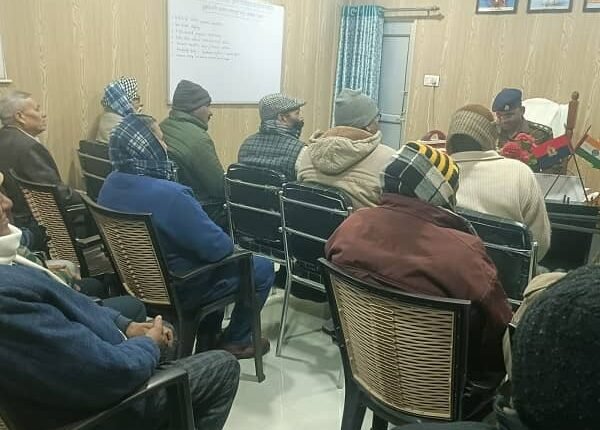 Rampur On the instructions of the Superintendent of Police, the area officer held a meeting with the pensioners