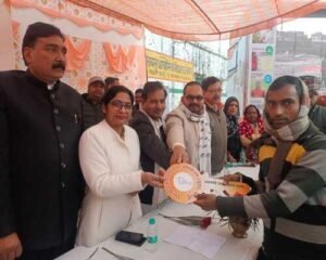 Under the Vikas Bharat Sankalp Yatra, a program was organized at Umang Park and Qila Kheda Ujhani located in the Municipal Council premises in Ujhani