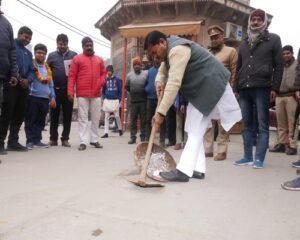Donated labor by doing cleanliness service in the ancient Shiva temple: BL Verma