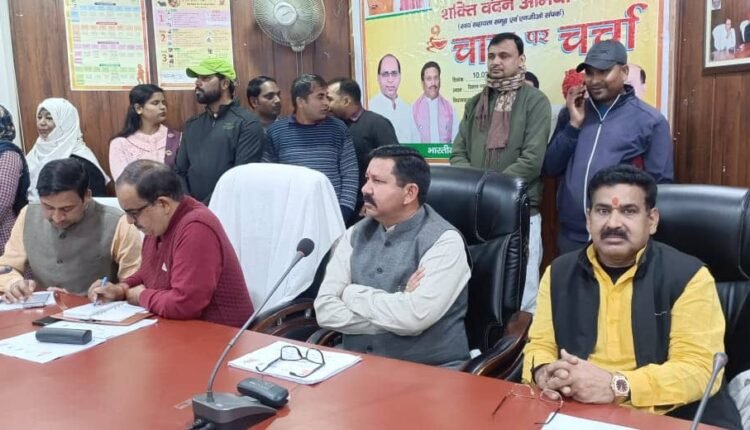 Rampur: Discussion on "Shakti Vandan Abhiyan" tea in Vikas Bhawan auditorium under the auspices of District Urban Development Agency.