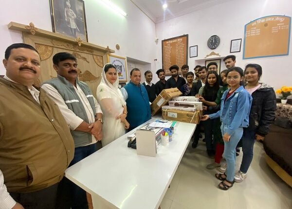 Jodhpur. Kavita Srivastava donated fans on the foundation day of GKC