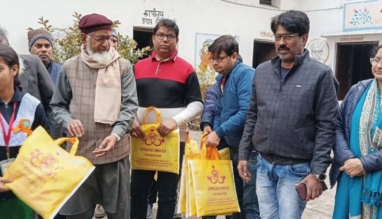 Badaun: Sweaters distributed to needy girl students under the aegis of Spreadsmiles Foundation (RAGI)