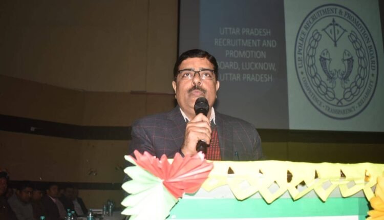 Badaun: District Magistrate and Senior Superintendent of Police organized a briefing seminar.