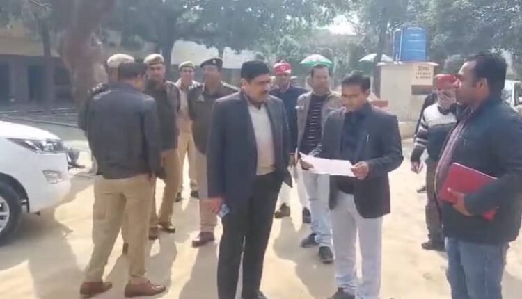 In view of the upcoming Lok Sabha elections-2024, DM and SSP inspected the polling booths.
