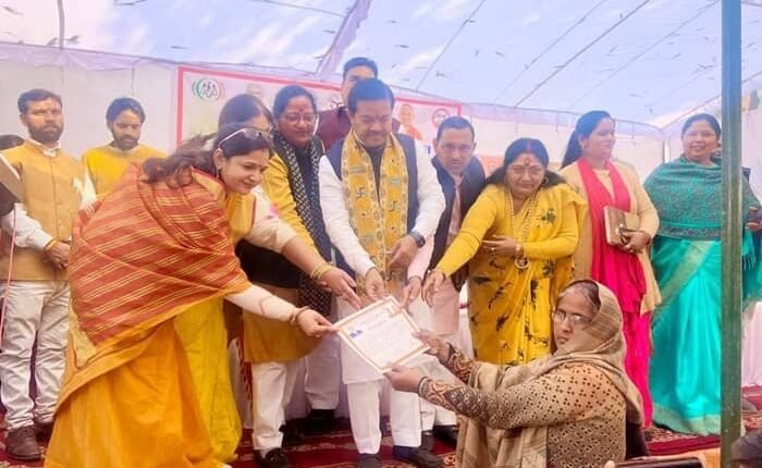 Badaun: Hundreds of people in Bilsi Assembly left SP, BSP, Congress and joined BJP.