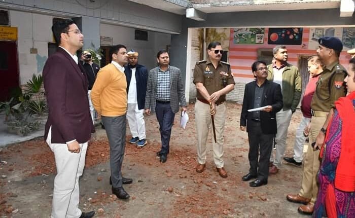 District Magistrate along with officials inspected the booths