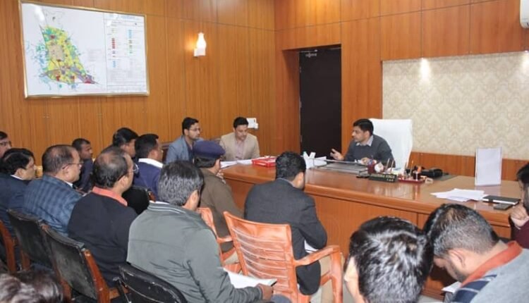 Rampur: District Magistrate Joginder Singh held a meeting with officials, inspected Babu Mall, Chauk Chowk intersection and Circuit House.