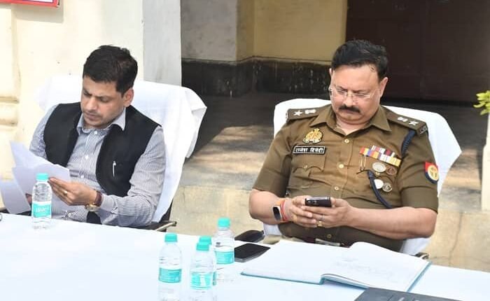 District Magistrate and Superintendent of Police listened to the complaints of common people in Police Station Shahbad on the occasion of “Police Station Solution Day”.