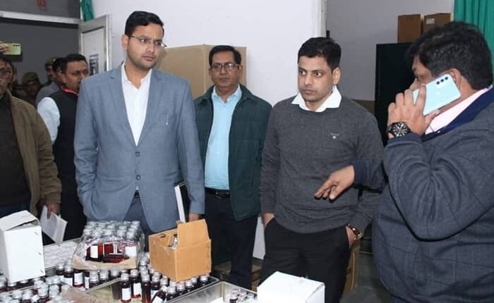 District Magistrate did a surprise inspection of the district hospital