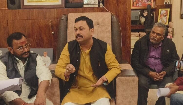 The management committee denied the allegations of corruption and corruption to the acting principal of Adarsh Intermediate College Visunderpur.