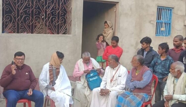 Vibhutipur MLA Ajay Kumar arrived to console the family on the news of the laborer's demise.