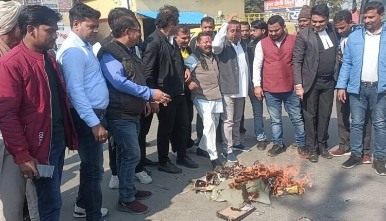 Badaun: BJP Backward Morcha burnt the effigy of Rahul Gandhi