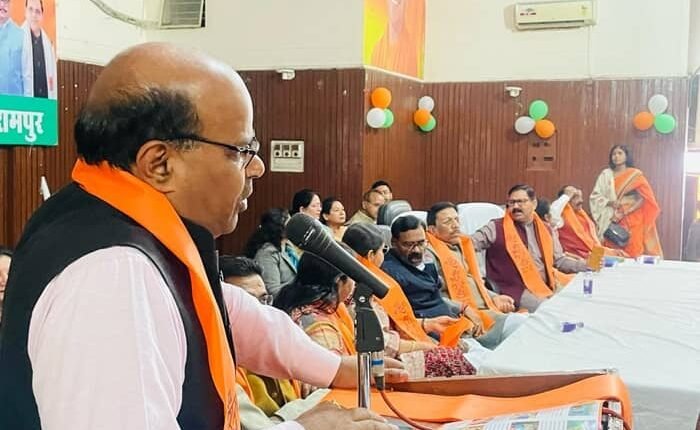 An NGO conference was held under the Nari Shakti Bandhan program of Bharatiya Janata Party in the auditorium of Rampur District Cooperative Bank.