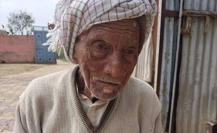 Land mafia tried to capture the agricultural land of a 112 year old farmer