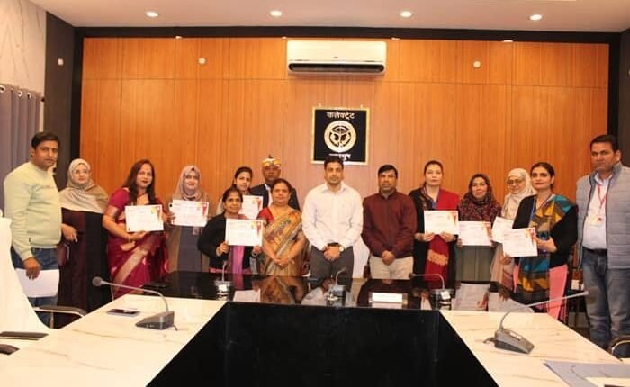 8 teachers who did excellent work in council schools of Rampur district were honored on International Women's Day.