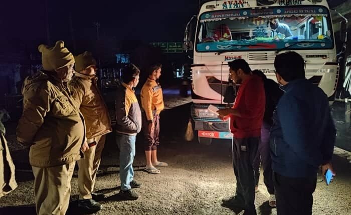 Rampur: 03 overloaded vehicles seized in intensive checking campaign, challan proceedings against 17