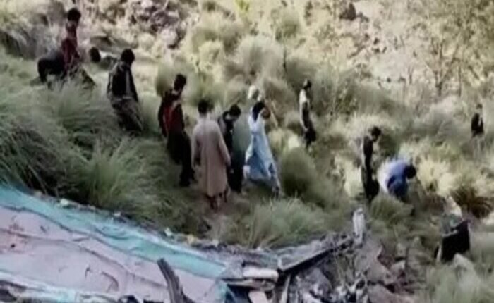 28 people killed as bus plunges into ravine in Pakistan