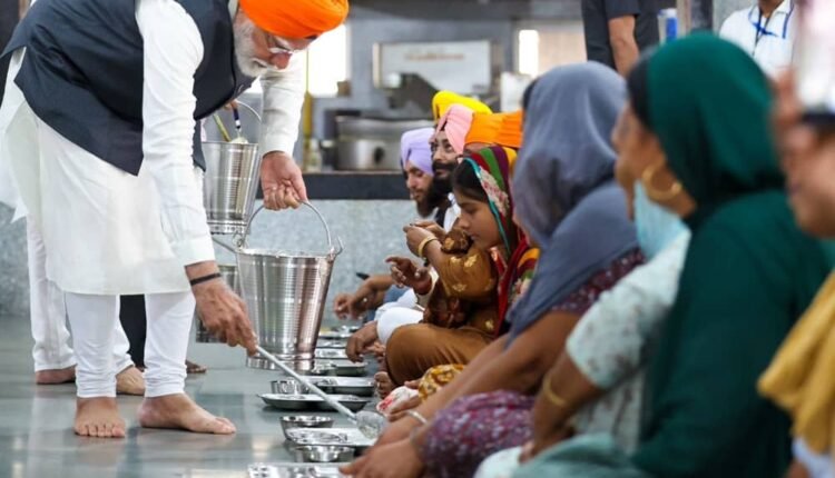 PM Modi performed 'seva' at Gurudwara Patna Sahib in Bihar, bowed his head, made roti, also served langar...watch video here