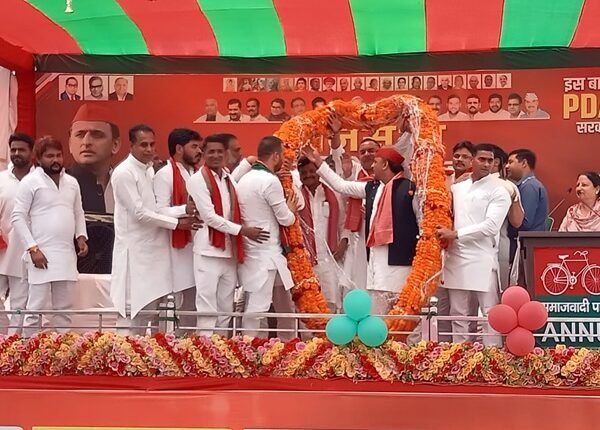 Badaun: Three days, 2 public meetings, huge crowd gathered in both the public meetings of Akhilesh Yadav.