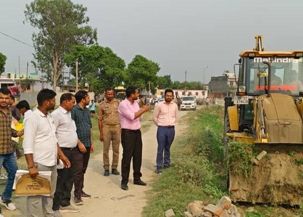 On the instructions of DM Joginder Singh, encroachment was removed due to illegal occupation of government lands.