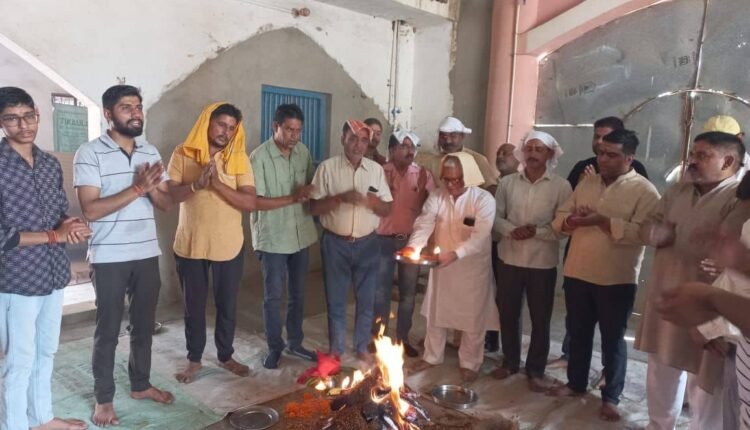 Brahmin community performed Havan Yagya on the birth anniversary of Lord Parshuram in Meerapur.